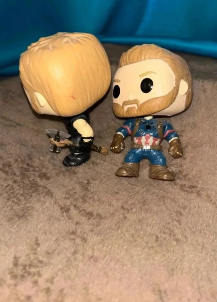 Lot de deux figurines Pop Marvel en très bon état - photo numéro 2