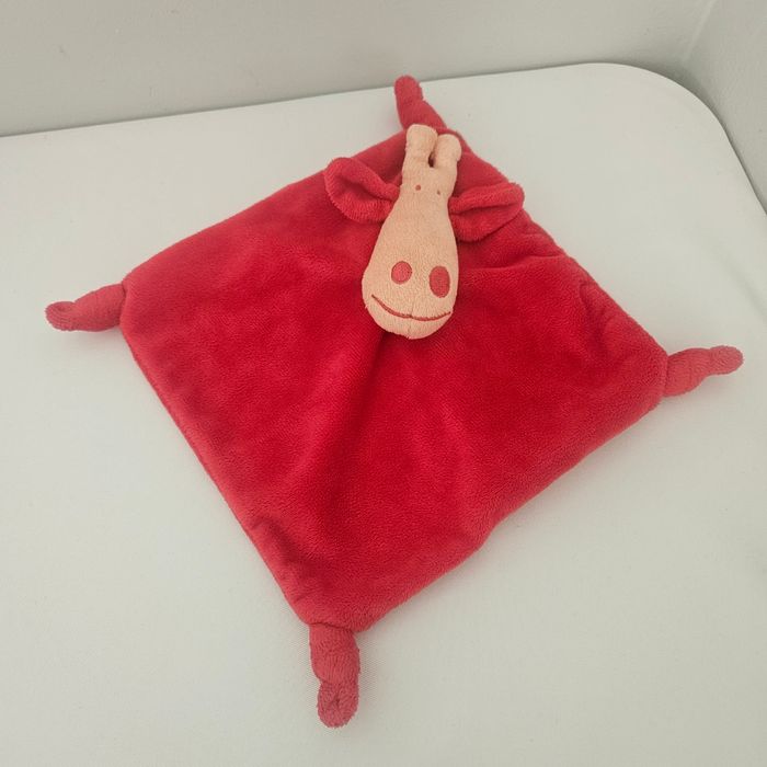 Doudou girafe rouge orchestra