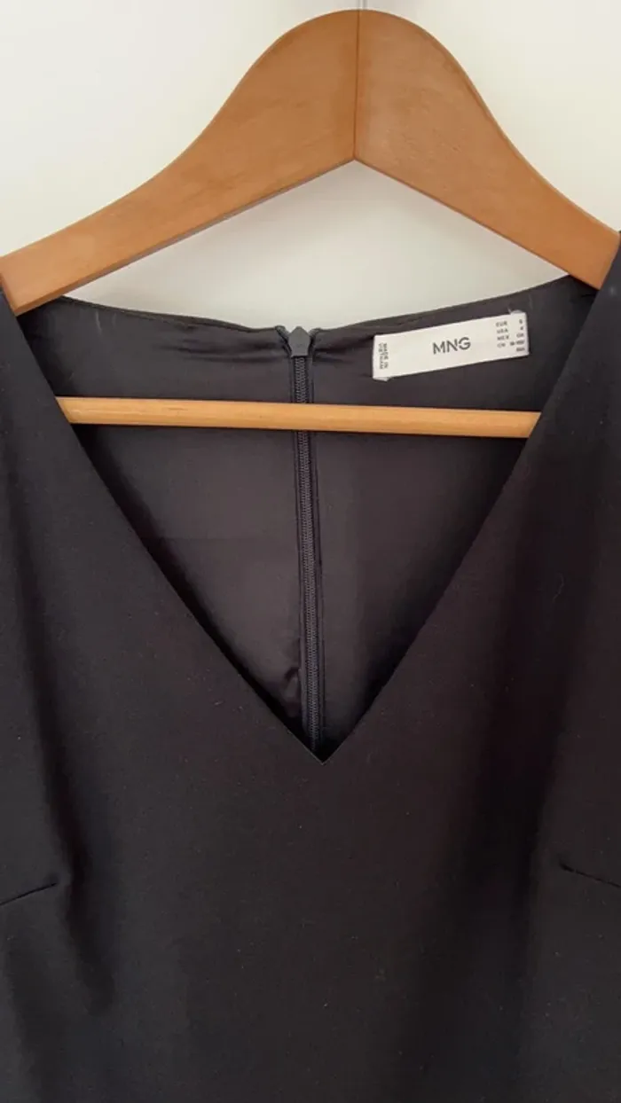Robe noire Mango près du corps manches légèrement bouffante - photo numéro 2