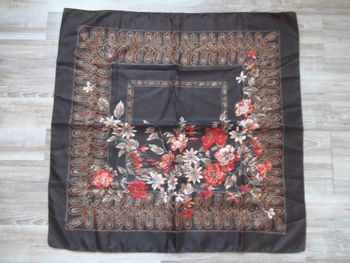 Carré marron fleuri