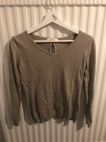 Pull beige avec noeuds dans le dos