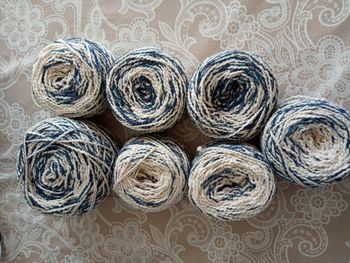 Lot de 7 Pelotes Fantaisies effet Bouclettes Blanc et Tons Bleus (700g)