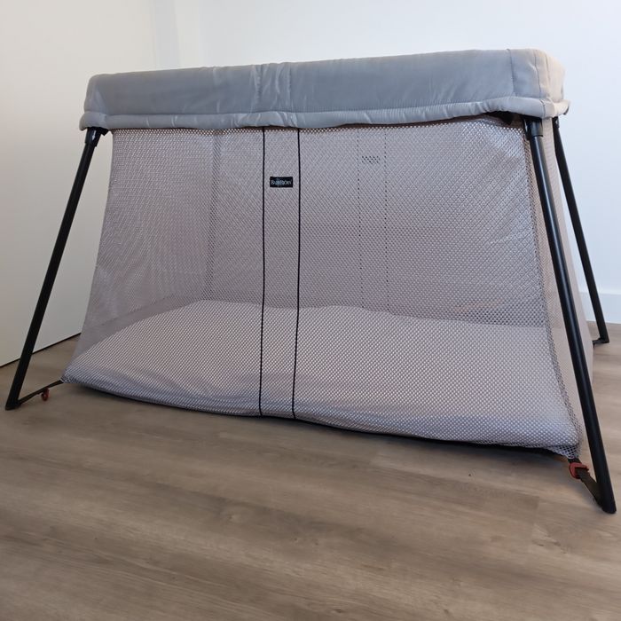 Lit parapluie babybjorn light argent très bon état comme neuf - photo numéro 2