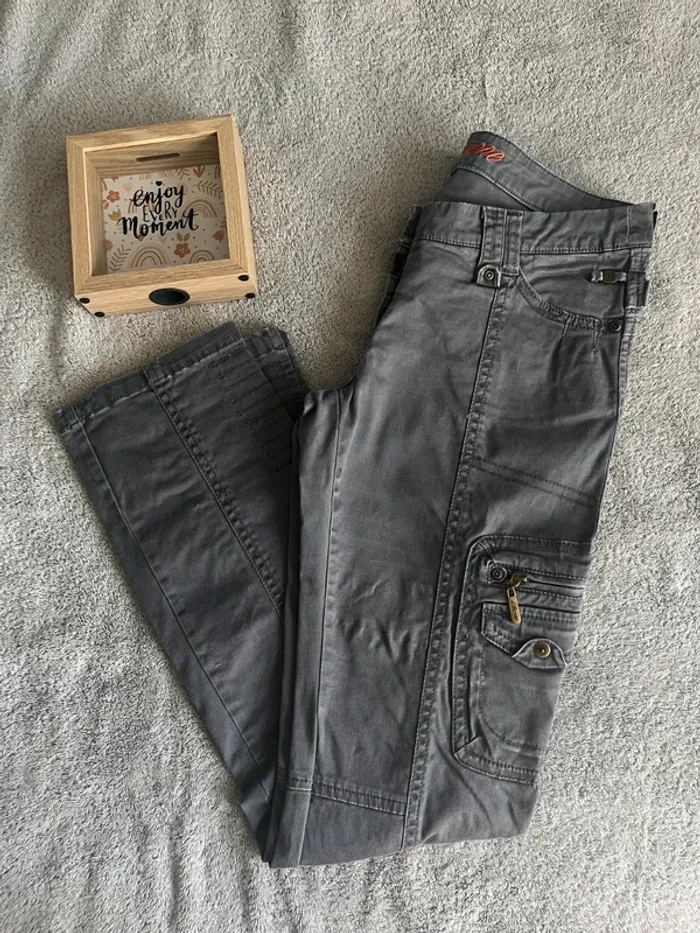 Pantalon gris multi-poches Timezone T29/32 – style utilitaire, détails mode, confortable et robuste