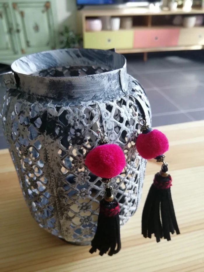 Boucles pompons fuchsia fait main - photo numéro 3
