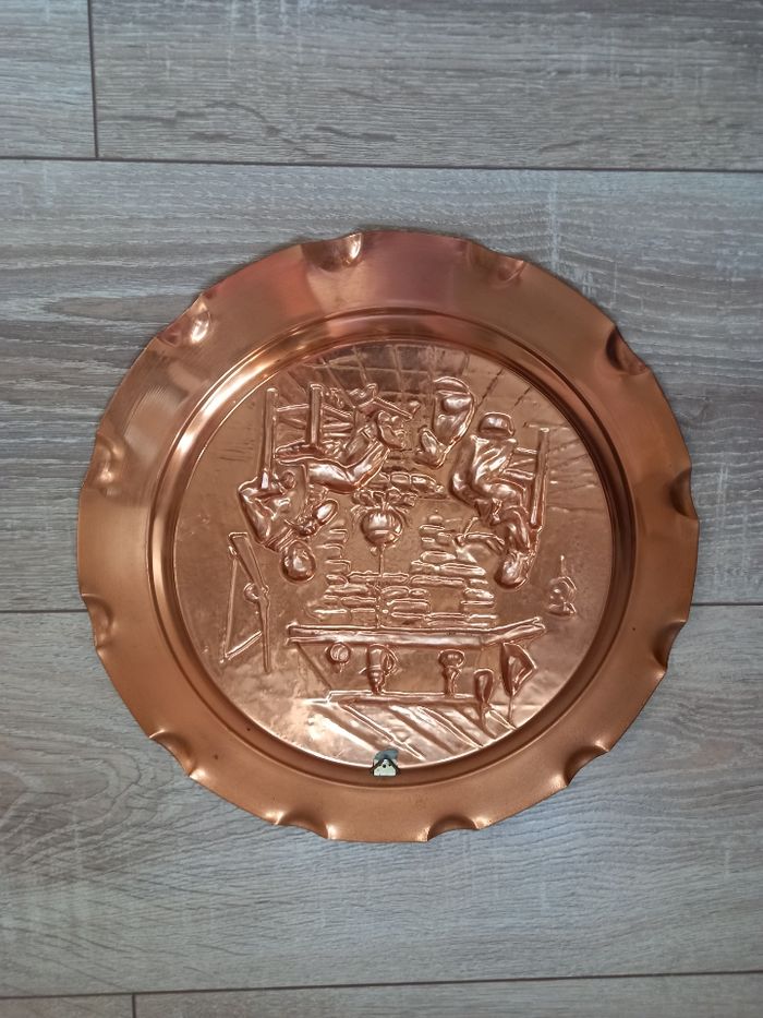 Assiette décorative en cuivre "personnages au coin du feu". - photo numéro 2