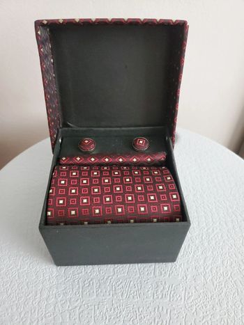 Cravate avec bouton de manchette dans sa boîte neuf