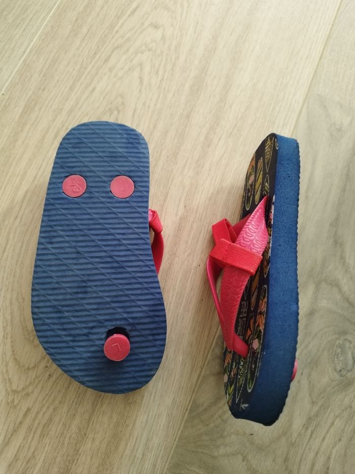 Tongs bleu et rouge à motifs - photo numéro 3