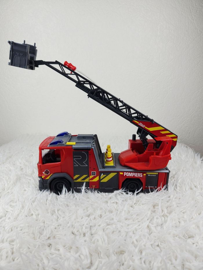 Camion de pompiers avec lanceur d eau Scania marque Dickie Toys 🎅 - photo numéro 2