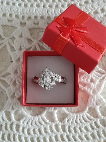 Bague avec grande pierre au centre d'un carré, strass, taille 60, argentée