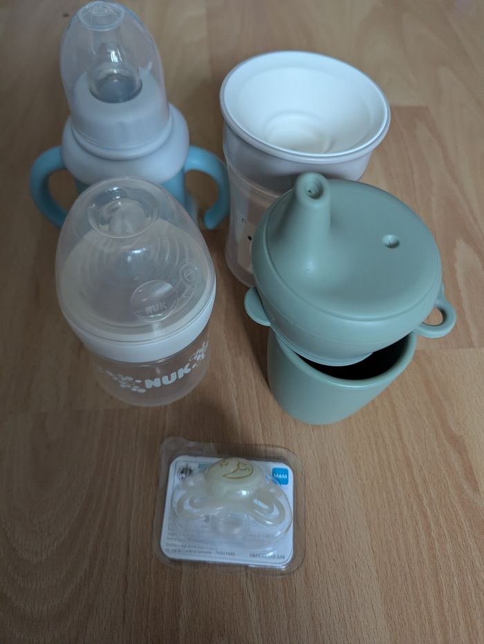 Lot articles puériculture biberons en verres, en plastique, cuillères etc. - photo numéro 8