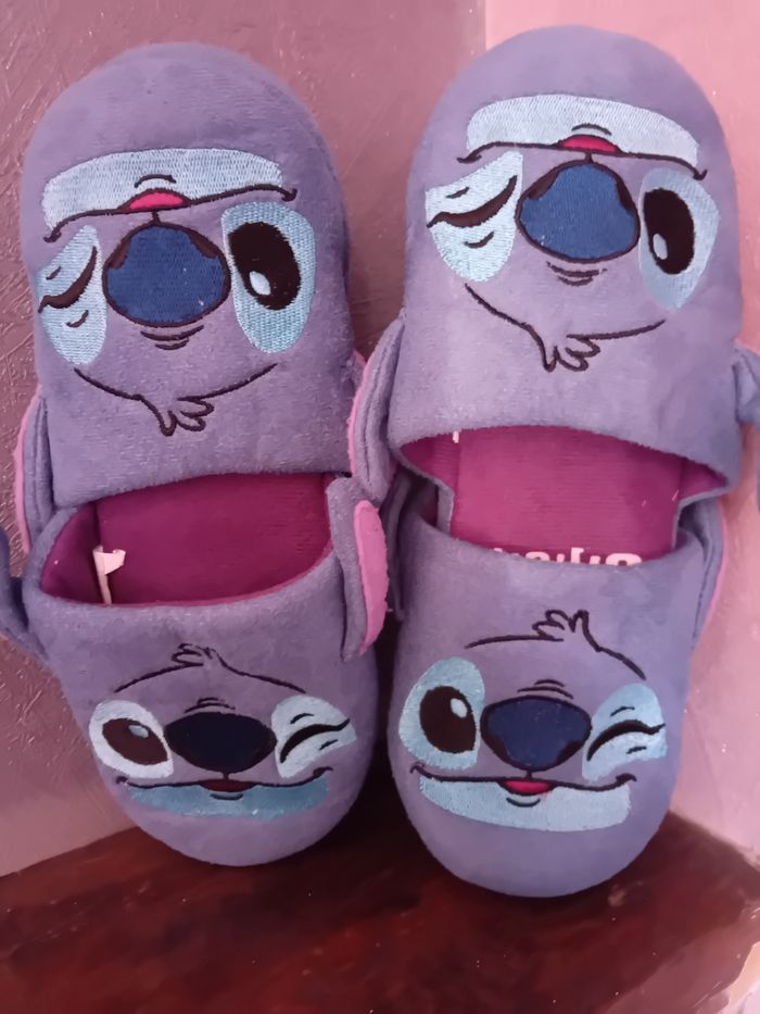 2  paires  de pantoufles Disney Stitch 30/31