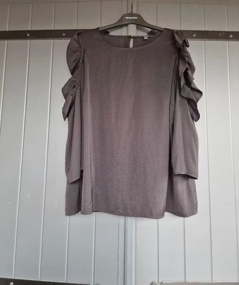 Blouse noir manches longues avec ouvertures et volants