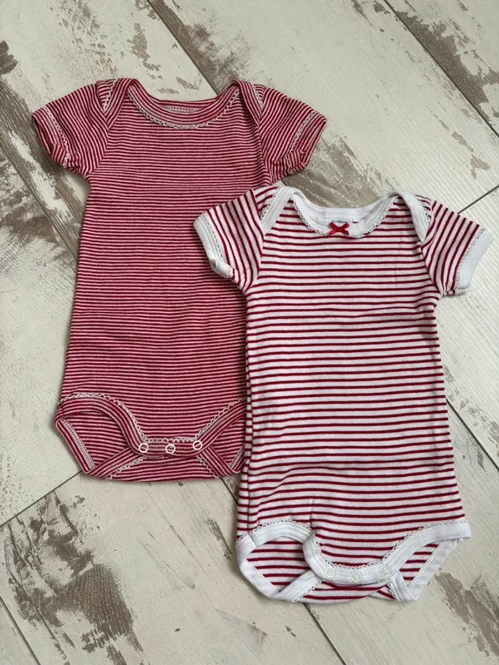 Lot 2 bodies rouges Petit Bateau 3 mois - photo numéro 2