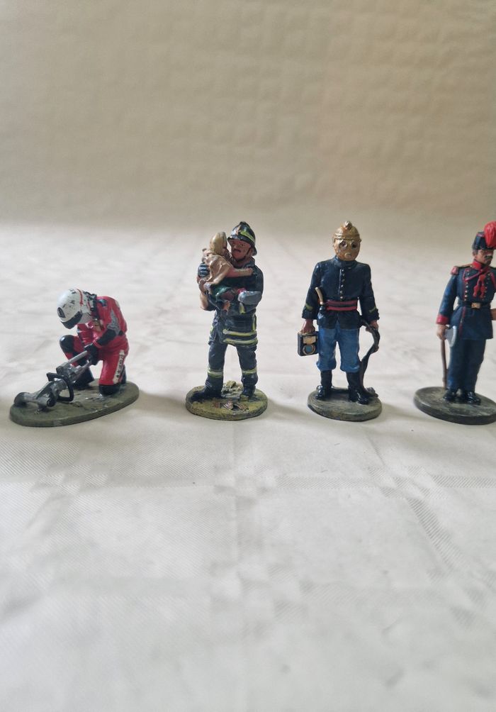 Lot de 7 figurine en plomb  , peinte à la main  , Del prado  , pompier , les héros du feu - photo numéro 4