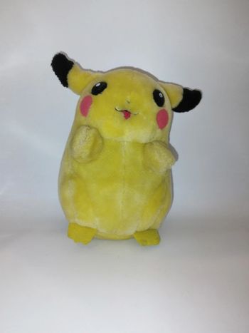 Peluche pokémon Pikachu tomy