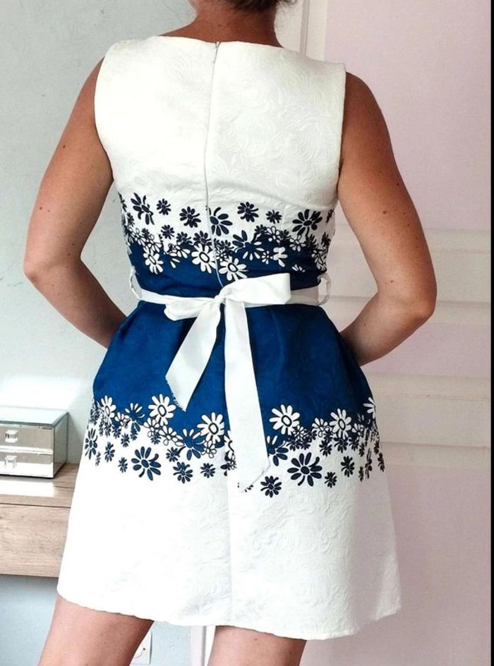 Robe  blanc  bleu  fleuri  cérémonie  -  Miss  One  -  M =  XS actuel -  Neuve - photo numéro 4