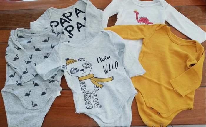 Lot de 5 body's taille 12 mois
