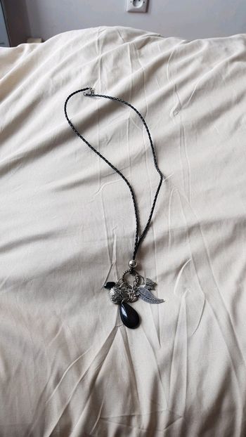 Collier avec pendentif jamais porté