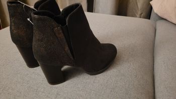 Bottines neuves en suède