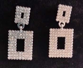 Paire de boucles d'oreilles géométrique et raffinée  argentée scintillante