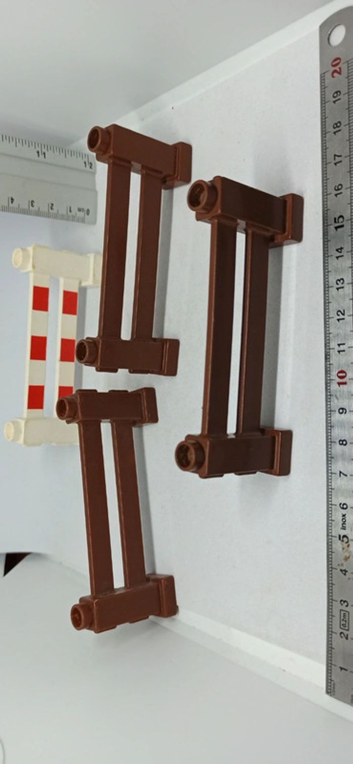 3 barrières marron et une barrière blanche et rouge de chantier lego duplo - photo numéro 2