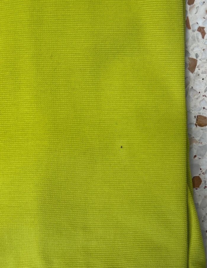 Polo Lacoste jaune Taille 3 (s). Bon état. Une tache présente. - photo numéro 5