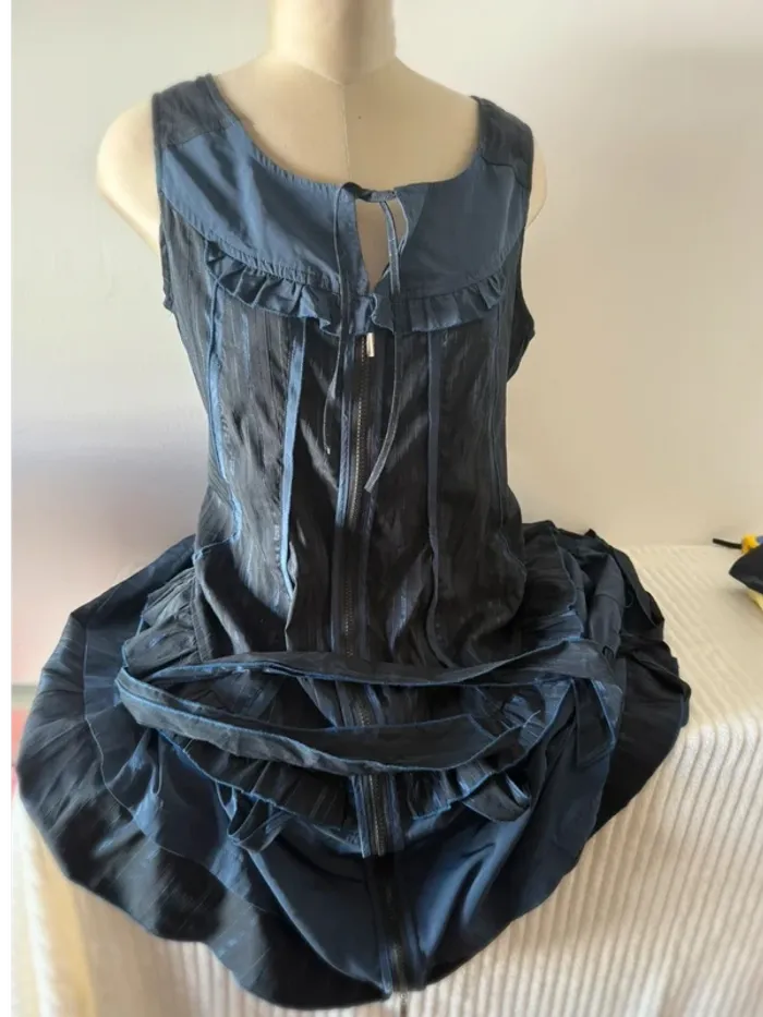 Robe courte bleu nuit à volants – Style structuré – T. M/L
