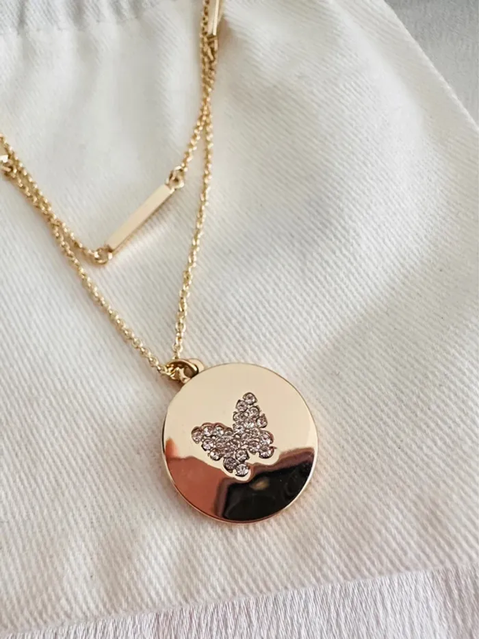 🦋Collier DKNY doré double rang médaillon papillon strass – authentique, neuf - photo numéro 2