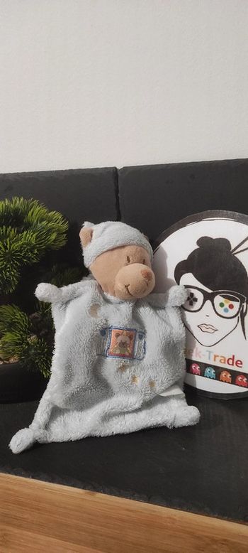 Doudou ours marron bleu nicotoy bonnet nuit fenêtre lune étoiles