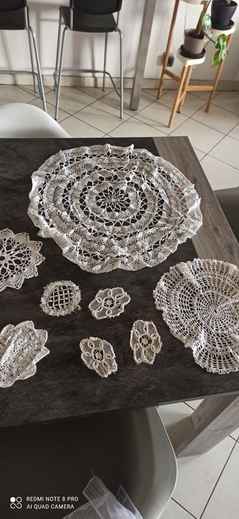 Lot  de 13 napperons