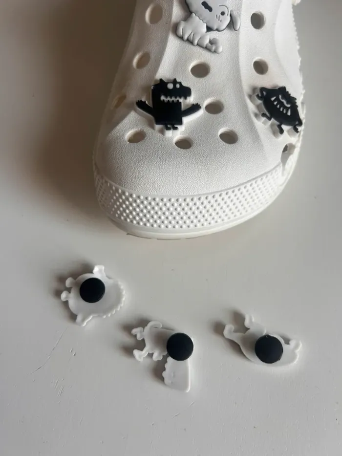 Lot de 6 charms / déco crocs thème monstre - photo numéro 2