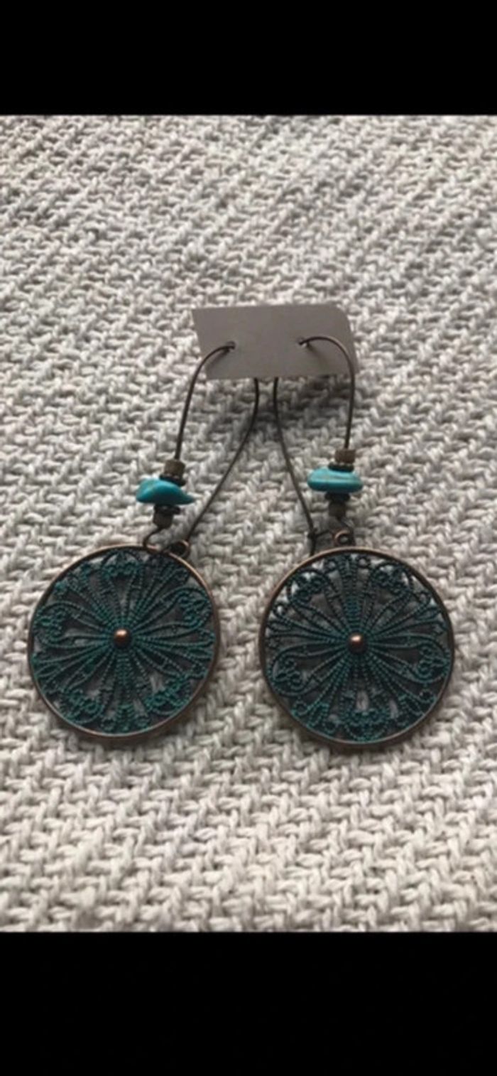 Magnifique paire de boucles d’oreilles avec perles, fleurs ronds et turquoise - photo numéro 6