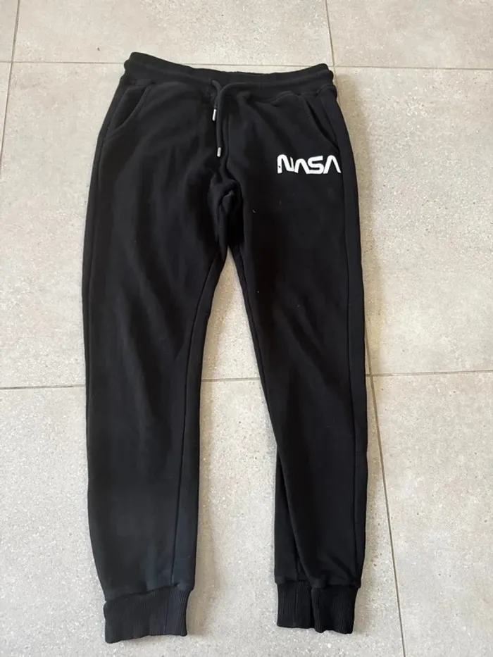 Jogging Nasa, taille M, bon état mais les écritures s'effacent