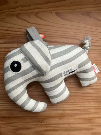 Éléphant peluche musicale Done By Deer