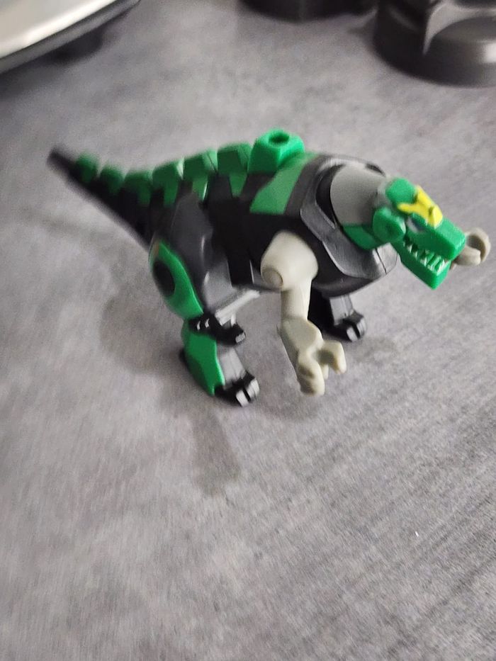 Figurine de dinosaure vert - photo numéro 3