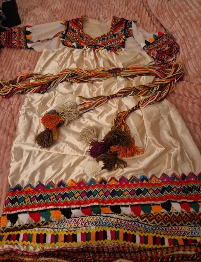Robe kabyle avec aguousse porter 2 fois - photo numéro 3