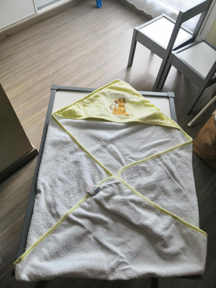 Cape de bain Disney Simba (Blanc et jaune) Kiabi