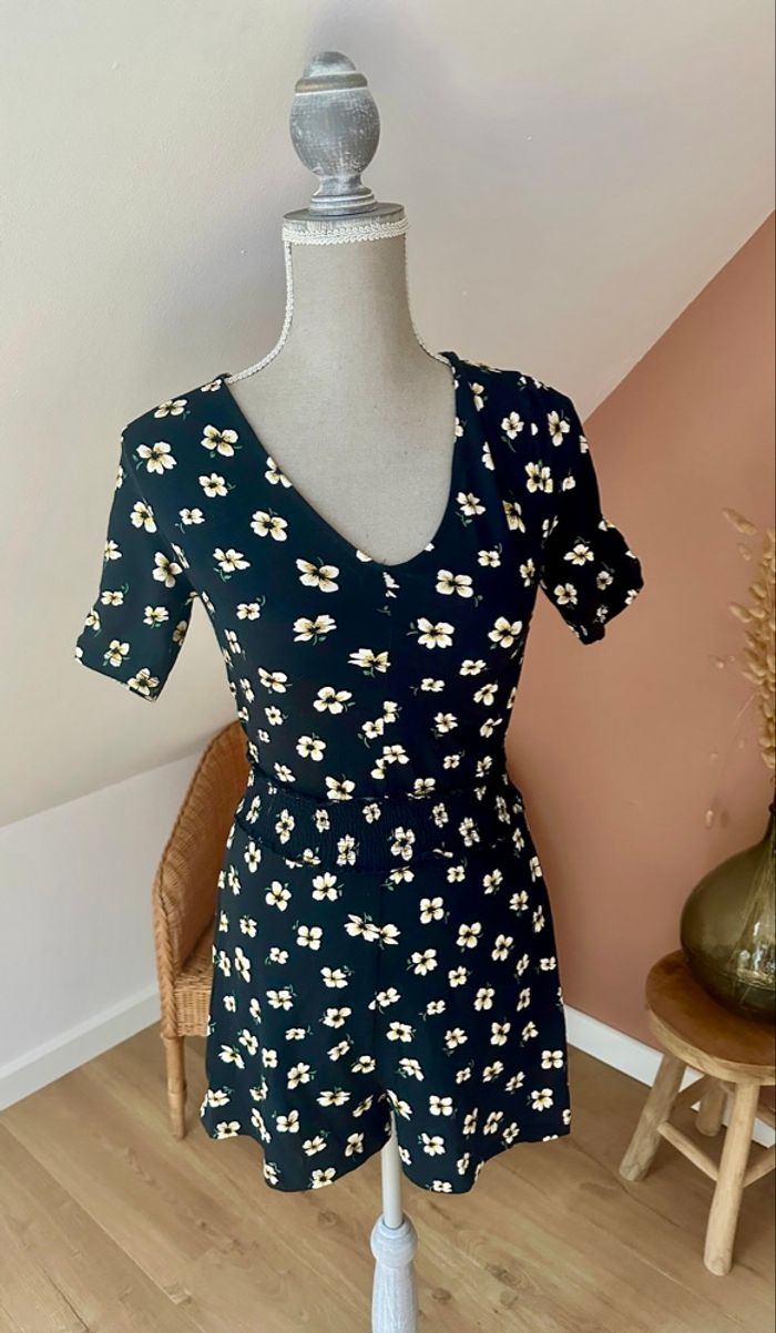 💜 Combishort bershka taille S noir fleuri 💜 - photo numéro 2