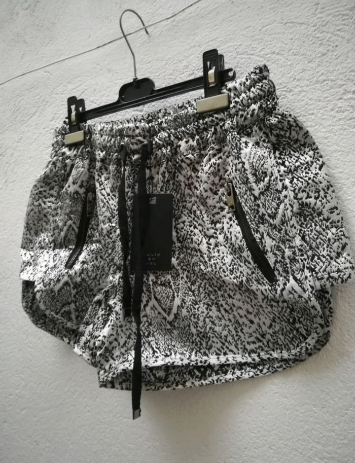 Short chic argenté et noir neuf avec étiquettes taille M Julie by JCL - photo numéro 2