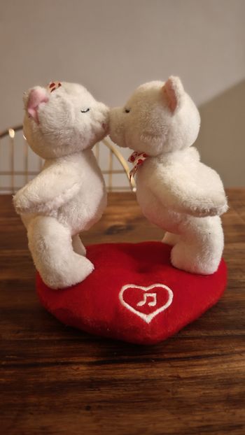Peluche 2 ours blancs bisous sur cœur Gipsy 15cm