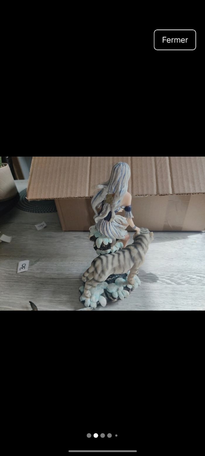 Statuette fée avec lion blanc - photo numéro 2
