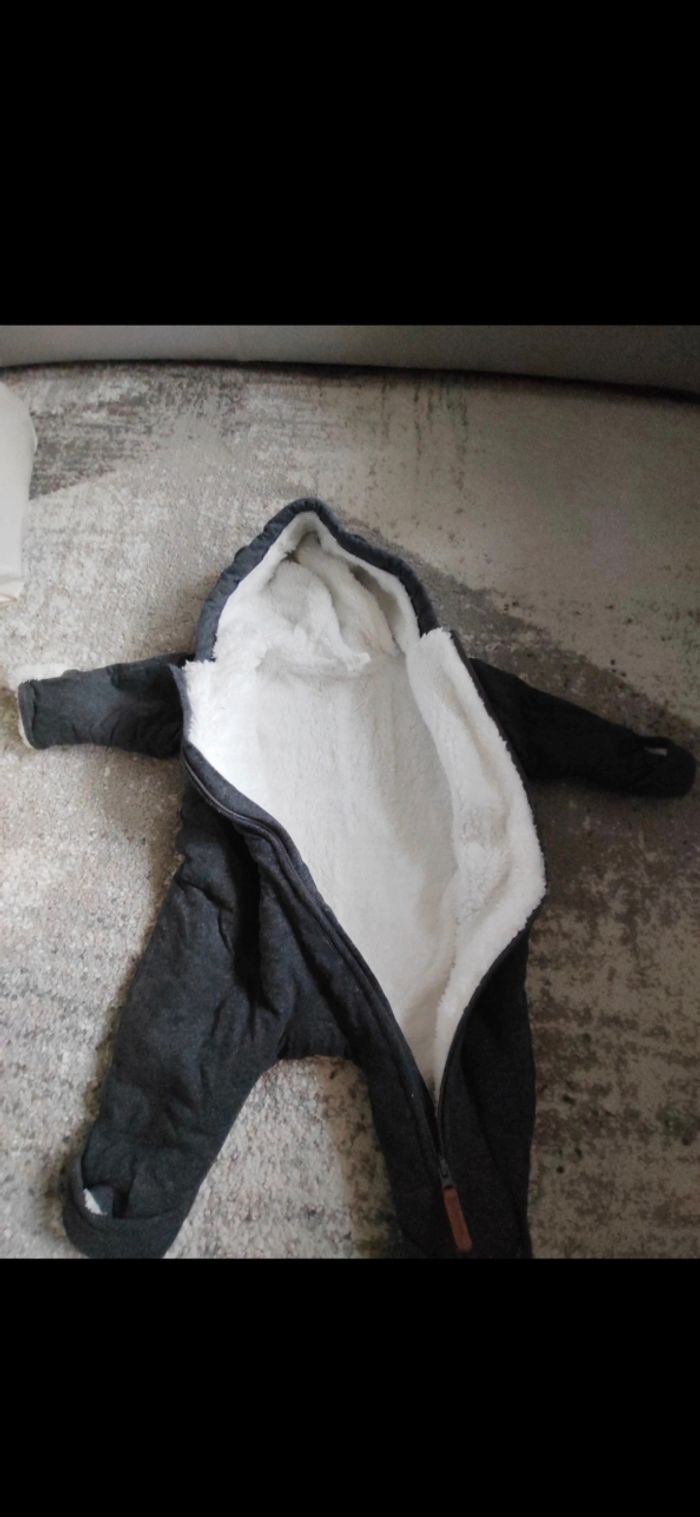 Veste à capuche molletonnée. Avec protection mains et pieds pour que bébé reste au chaud