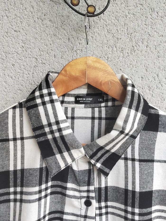 Chemise noire et blanche femme Shein – Taille 46 – Très bon état - photo numéro 3