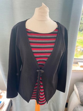 Pull noir et rouge taille 40