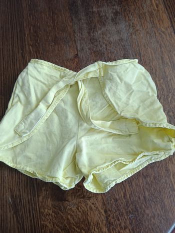 short jaune