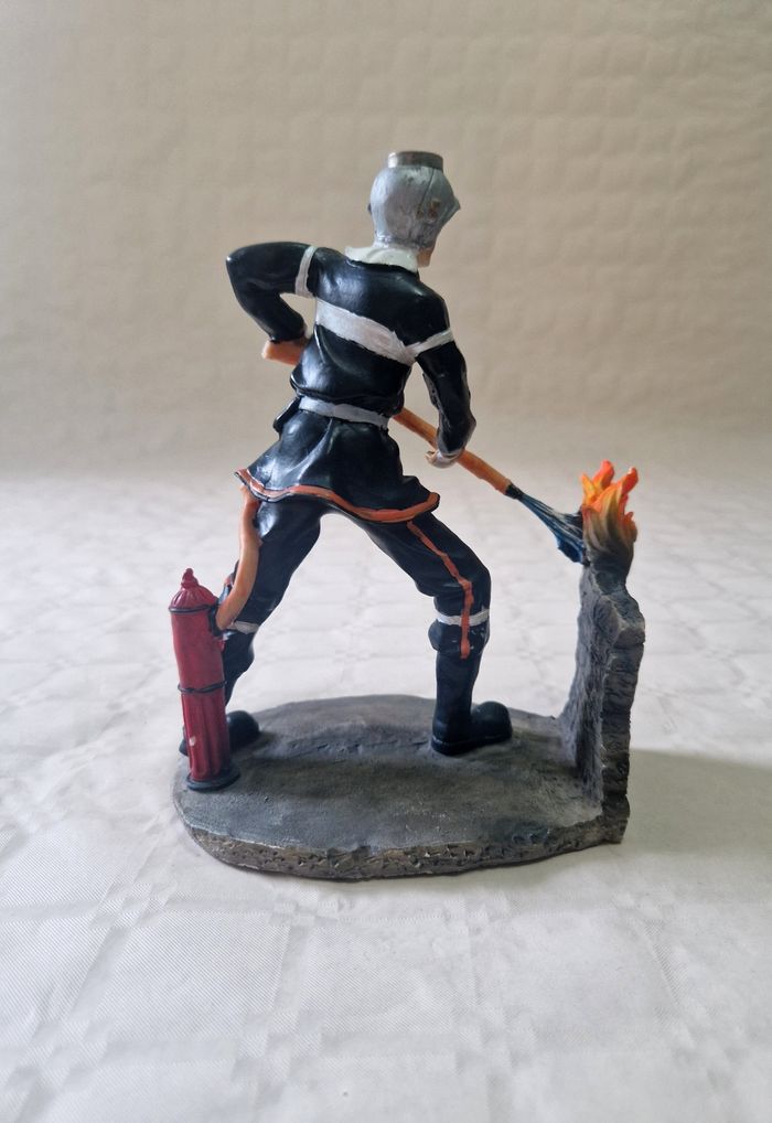 Figurine Sapeur pompier qui éteint un feu - photo numéro 4