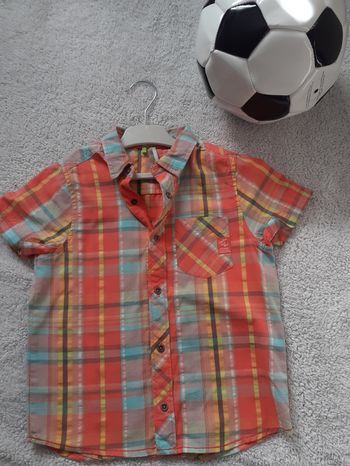 Chemise orange à carreaux 5 ans Orchestra chemise manches courtes,orange et lignes bleues, grises et jaunes
Fermeture par boutons et une pression!
Une poche devant 
100% coton 
#chemiseete 
#chemiseàcarreaux
#5ansgarçonsarahden65