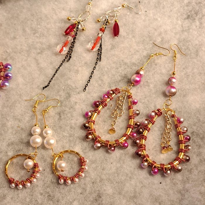 Lot de boucles d'oreilles pendante rouge/rose et blanc - photo numéro 2