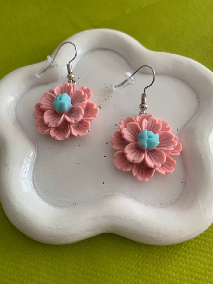 Boucles d’oreilles fleur rose en résine - photo numéro 3